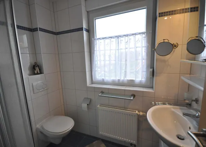 Nr 79 - Deichstrasse Naehe Yachthafen Nyaraló Carolinensiel