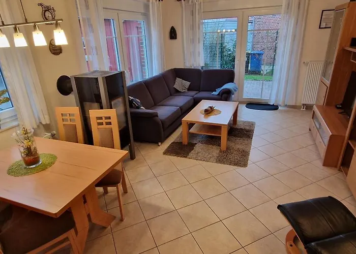 Nr 79 - Deichstrasse Naehe Yachthafen Nyaraló Carolinensiel