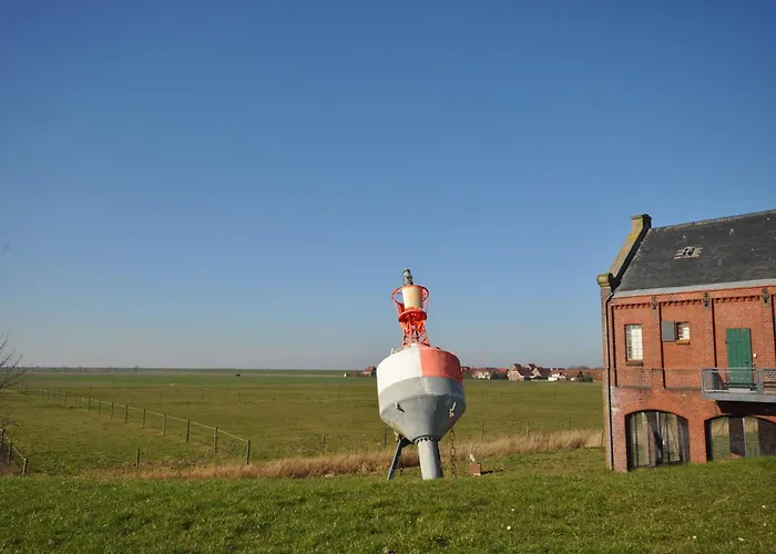 Nr 79 - Deichstrasse Naehe Yachthafen Nyaraló Carolinensiel
